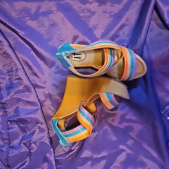 Size 6 multicolor wedges - Picture 1 of 1